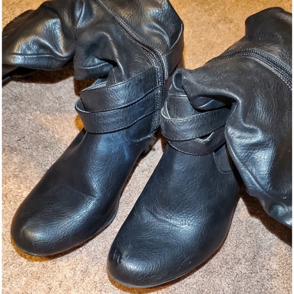 Black heeled boots - Picture 7 of 8